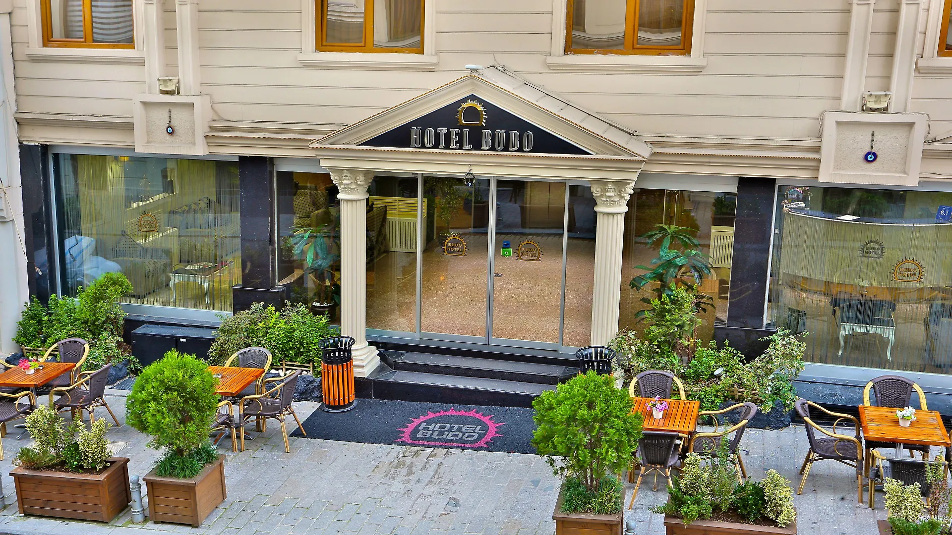 Staying in Sultanahmet: 15 Historical Hotels Compared