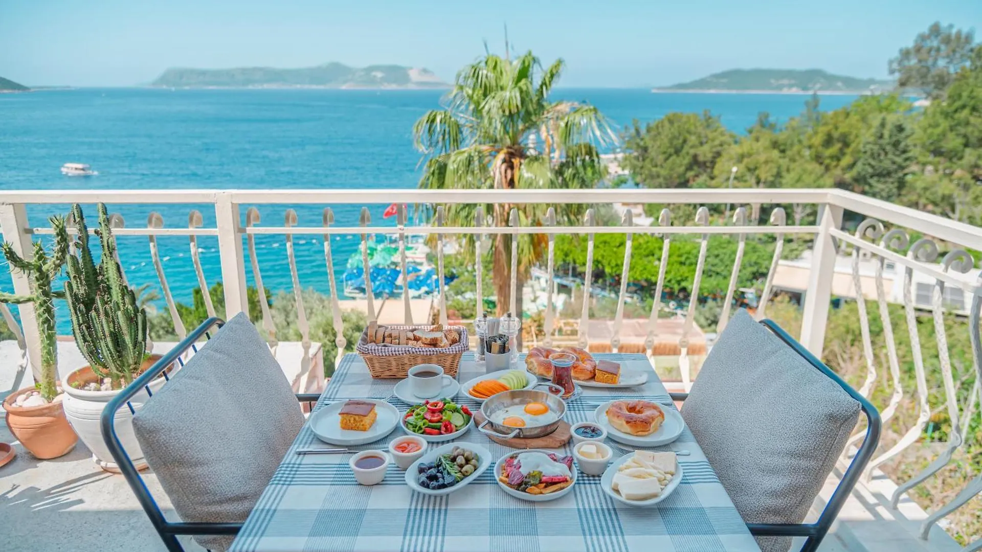 Staying in Turkish Riviera: 15 Central Hotels Compared